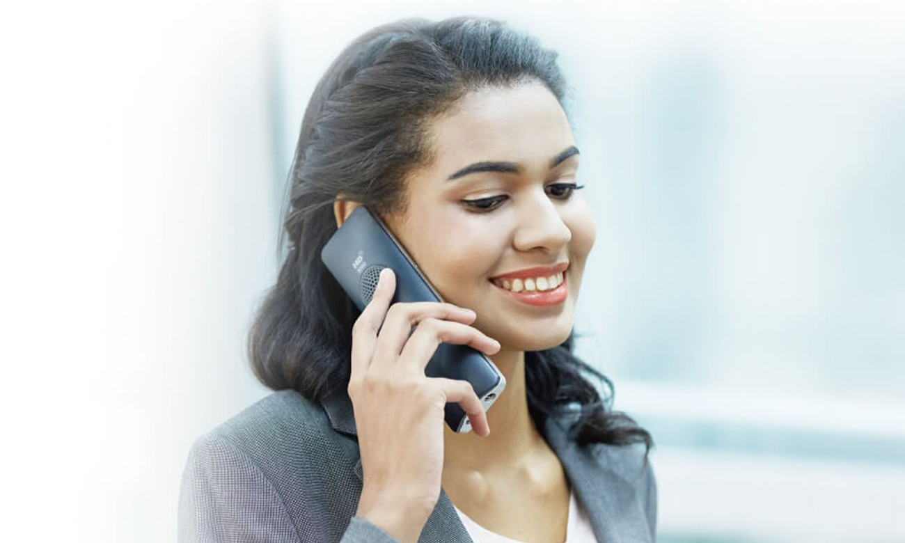 Telefon bezprzewodowy Yealink W76P IP w zestawie z bazą W70B - Grafika lifestyle