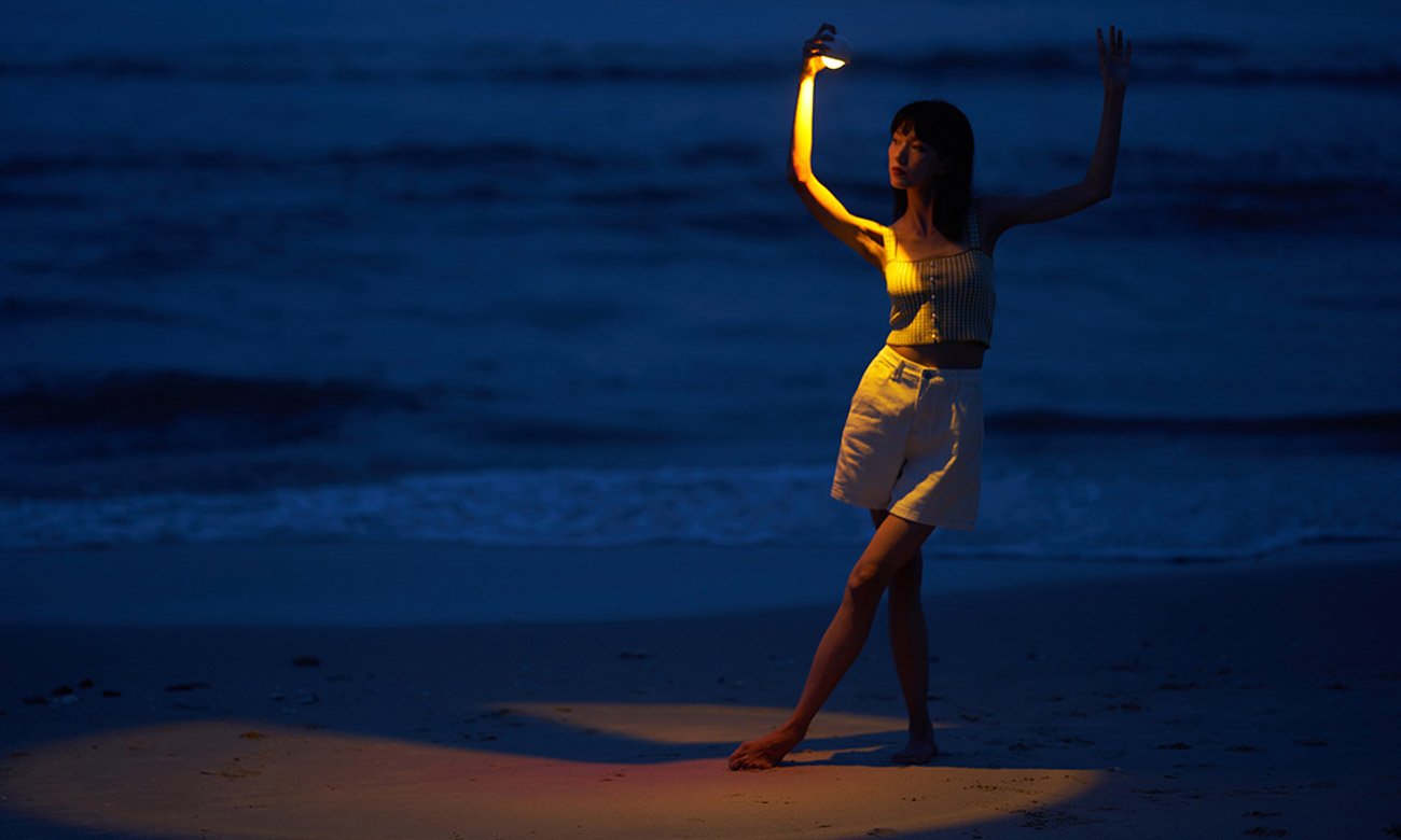 Sesja zdjęciowa na plaży z lampą Yeelight Sunset