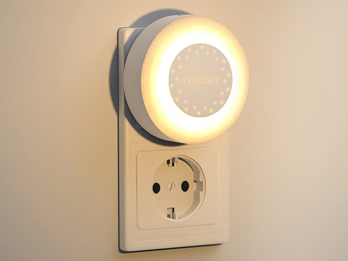 Lampka nocna z czujnikiem zmierzchu Yeelight Sensor NightLight Lite - Grafika lifestyle