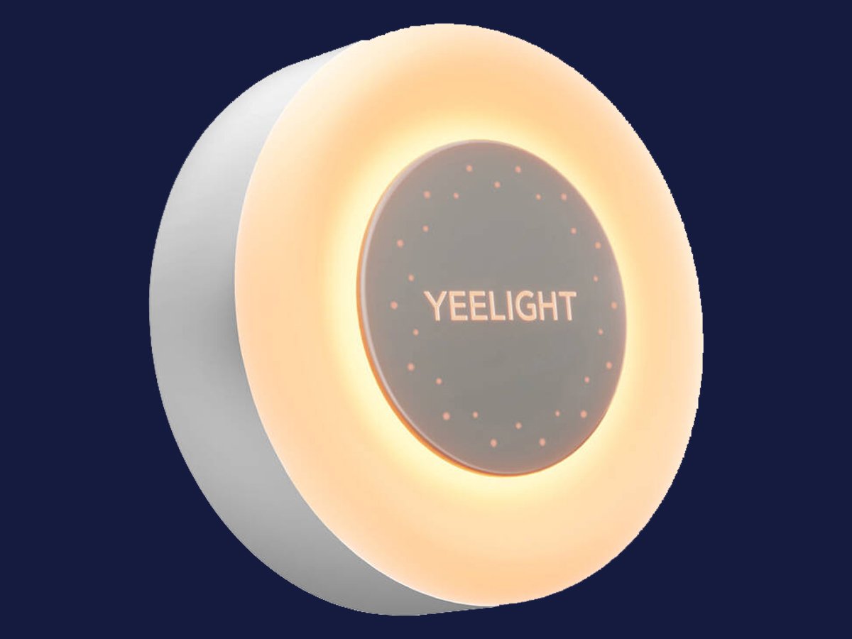 Lampka nocna z czujnikiem zmierzchu Yeelight Sensor NightLight Lite - Widok od przodu pod kątem, grafika z tłem