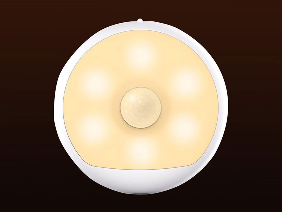 Lampka nocna z sensorem ruchu Yeelight Sensor NightLight - Widok od przodu, grafika z tłem