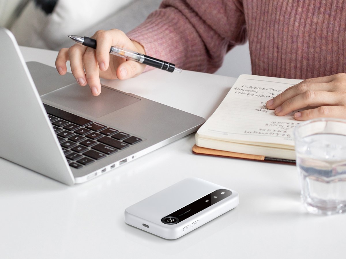 Mobilny router ZTE U50 (5G, Wi-Fi 6 AX) - Grafika lifestyle