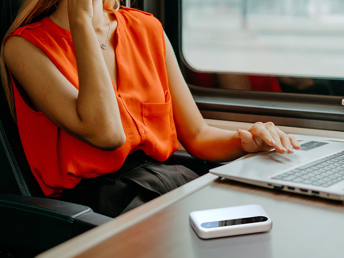 Mobilny router ZTE U50 (5G, Wi-Fi 6 AX) - Grafika lifestyle