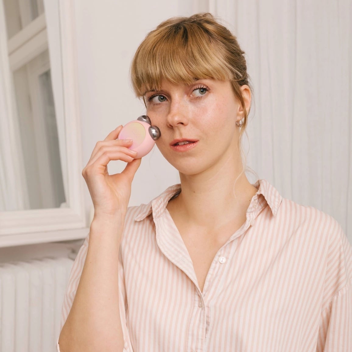 ZENT MicroLift przy oku podczas masażu wibracyjnego