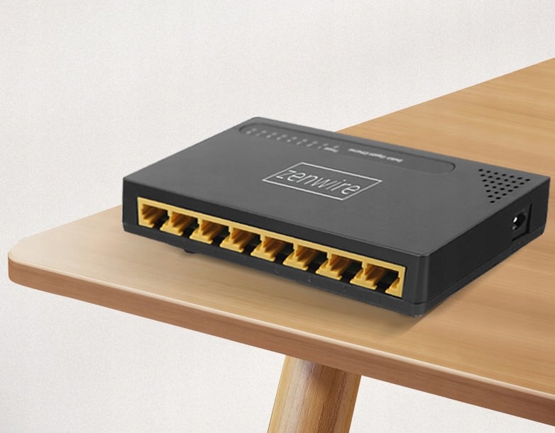 Switch Zenwire SG1008 ustawiony na biurku