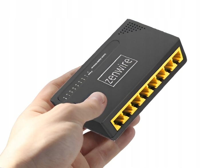 Kompaktowe rozmiary switcha Zenwire SG1008 trzymanego w dłoni