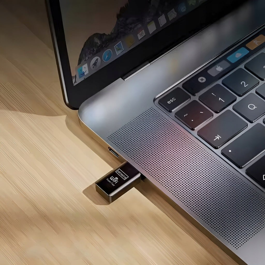 Zenwire TOP-4608AC mini podłączony do laptopa przez USB