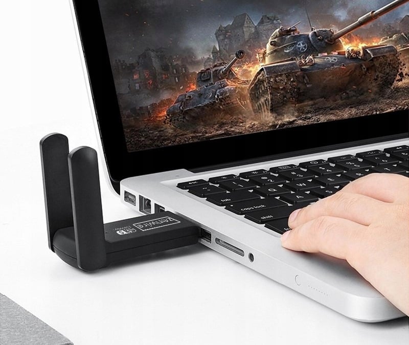 Adapter WiFi Zenwire WD-4605AC podłączony do laptopa przez USB