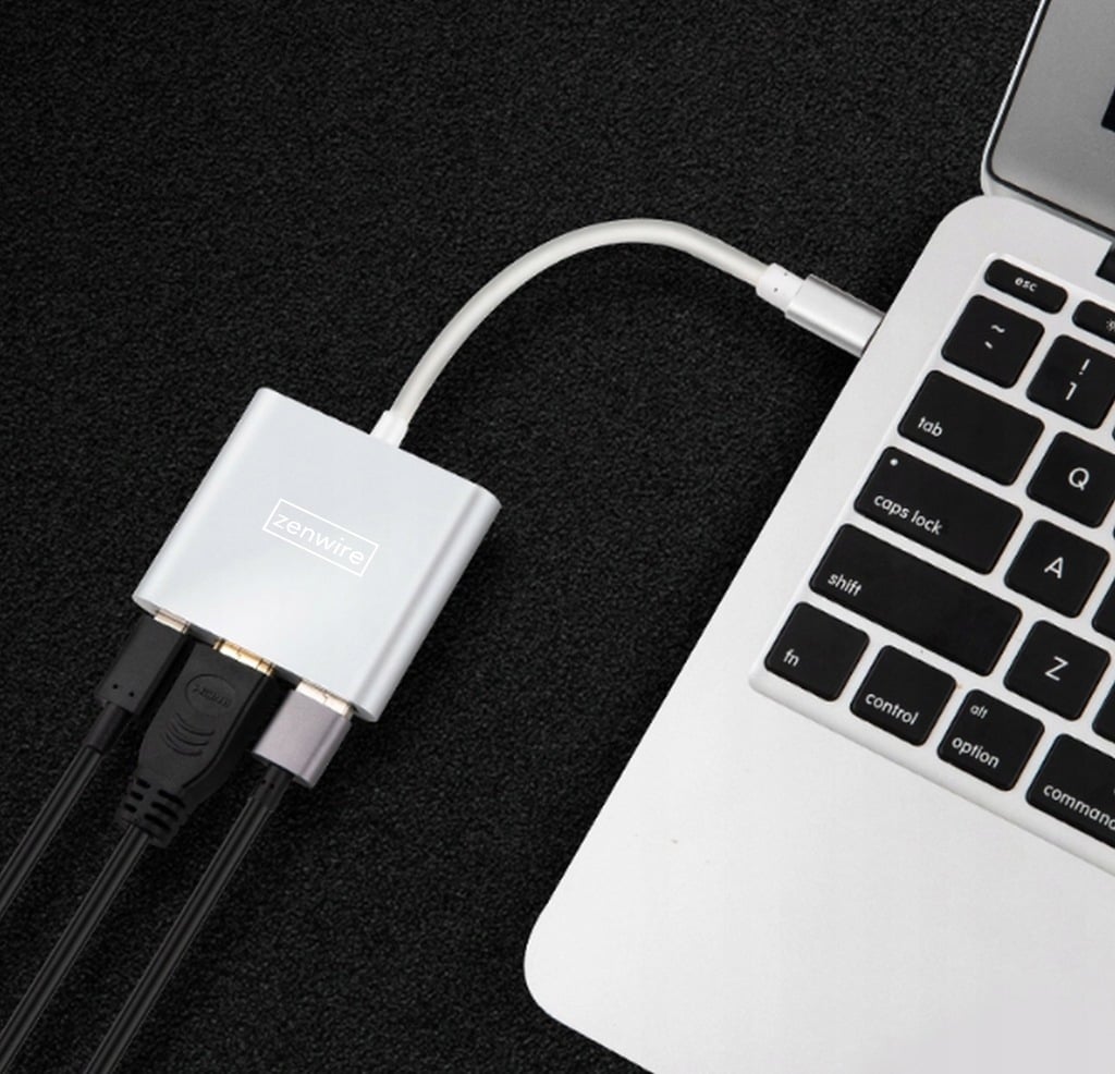 Adapter Zenwire BYL-2008N podłączony do MacBooka