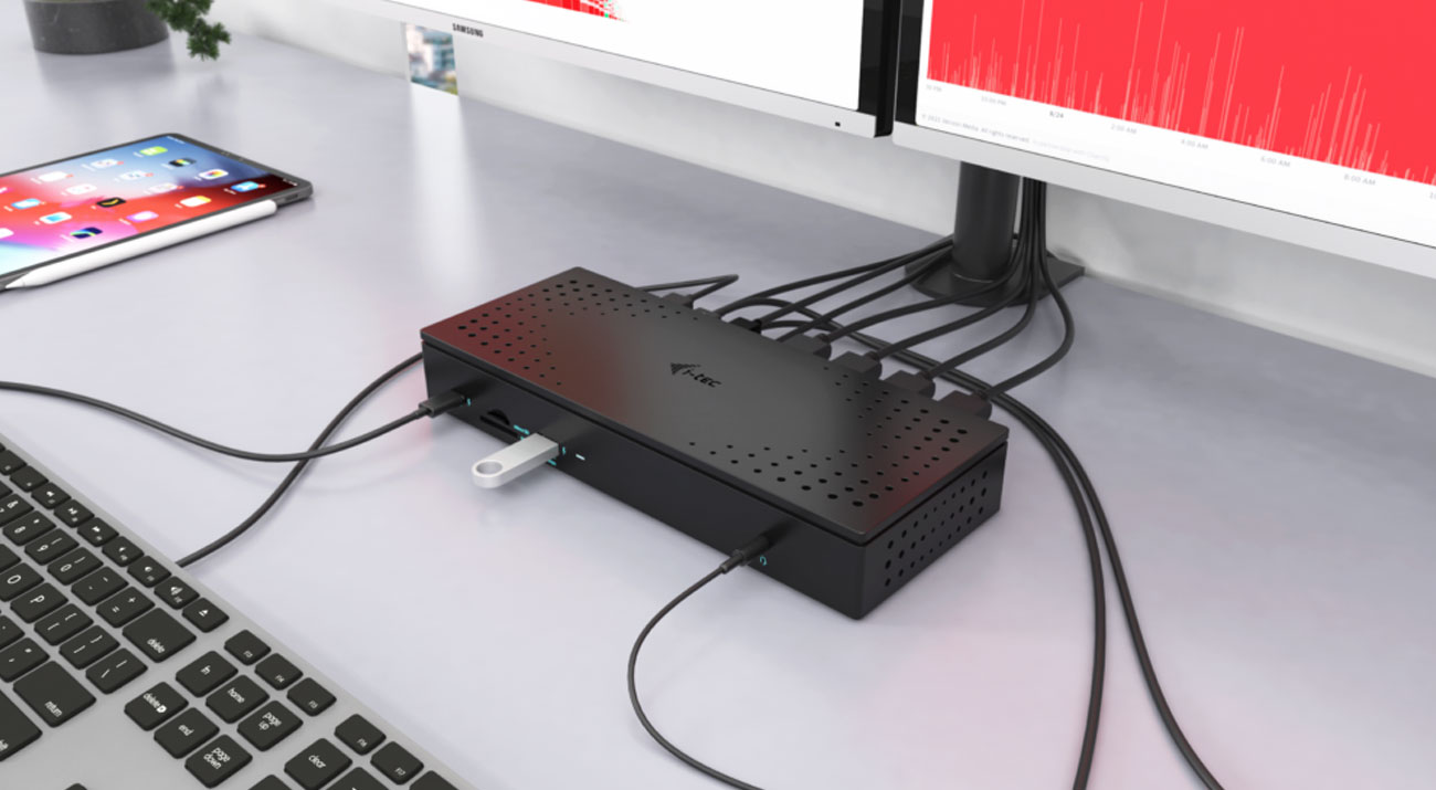 Stacja dokująca i-tec Quattro z podłączonymi licznymi urządzeniami