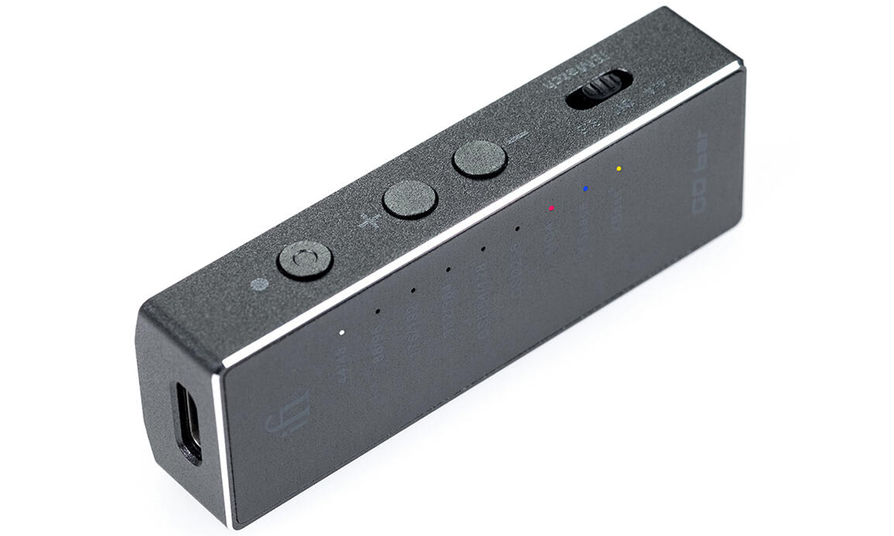 Przenośny wzmacniacz słuchawkowy iFi Audio GO bar USB - Widok od przodu pod kątem