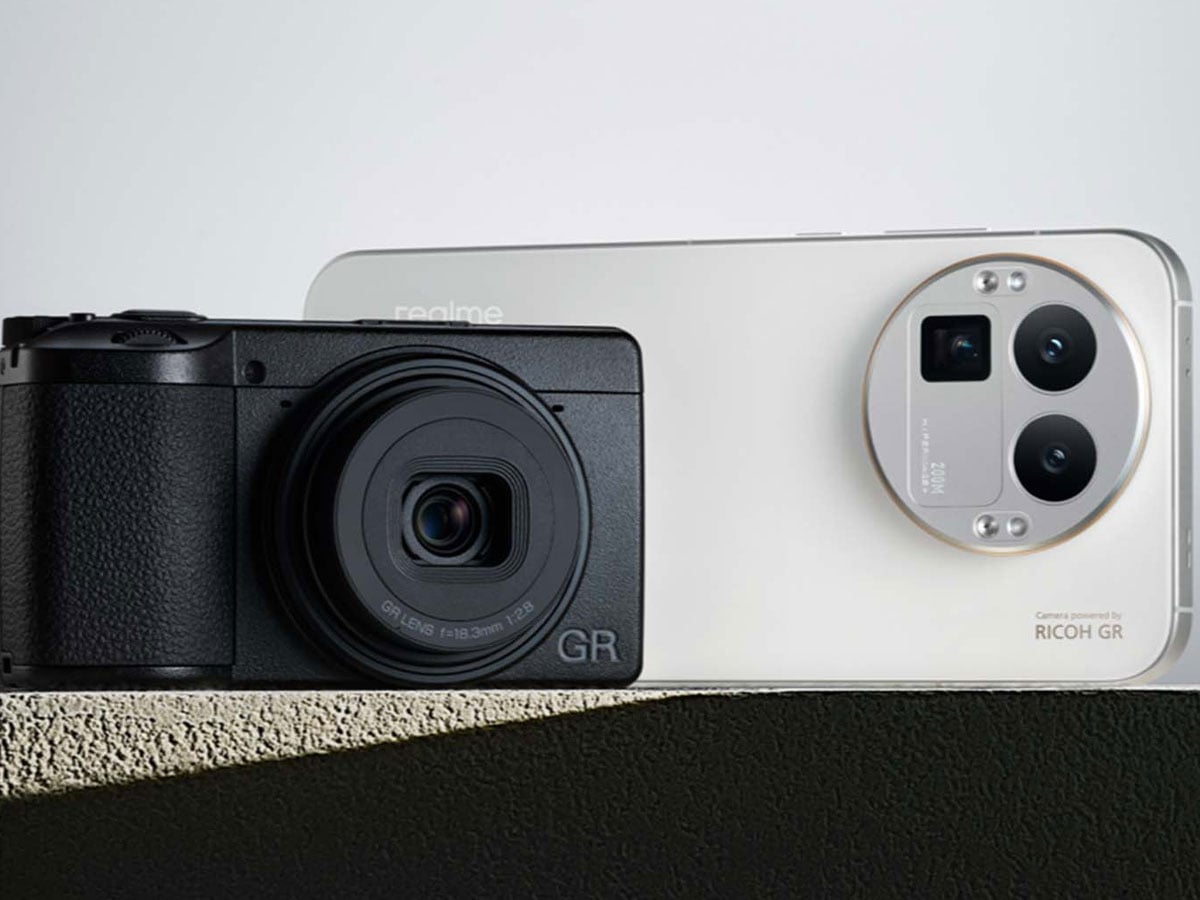 Smartfon realme GT 8 Pro razem z aparatem fotograficznym RICOH GR