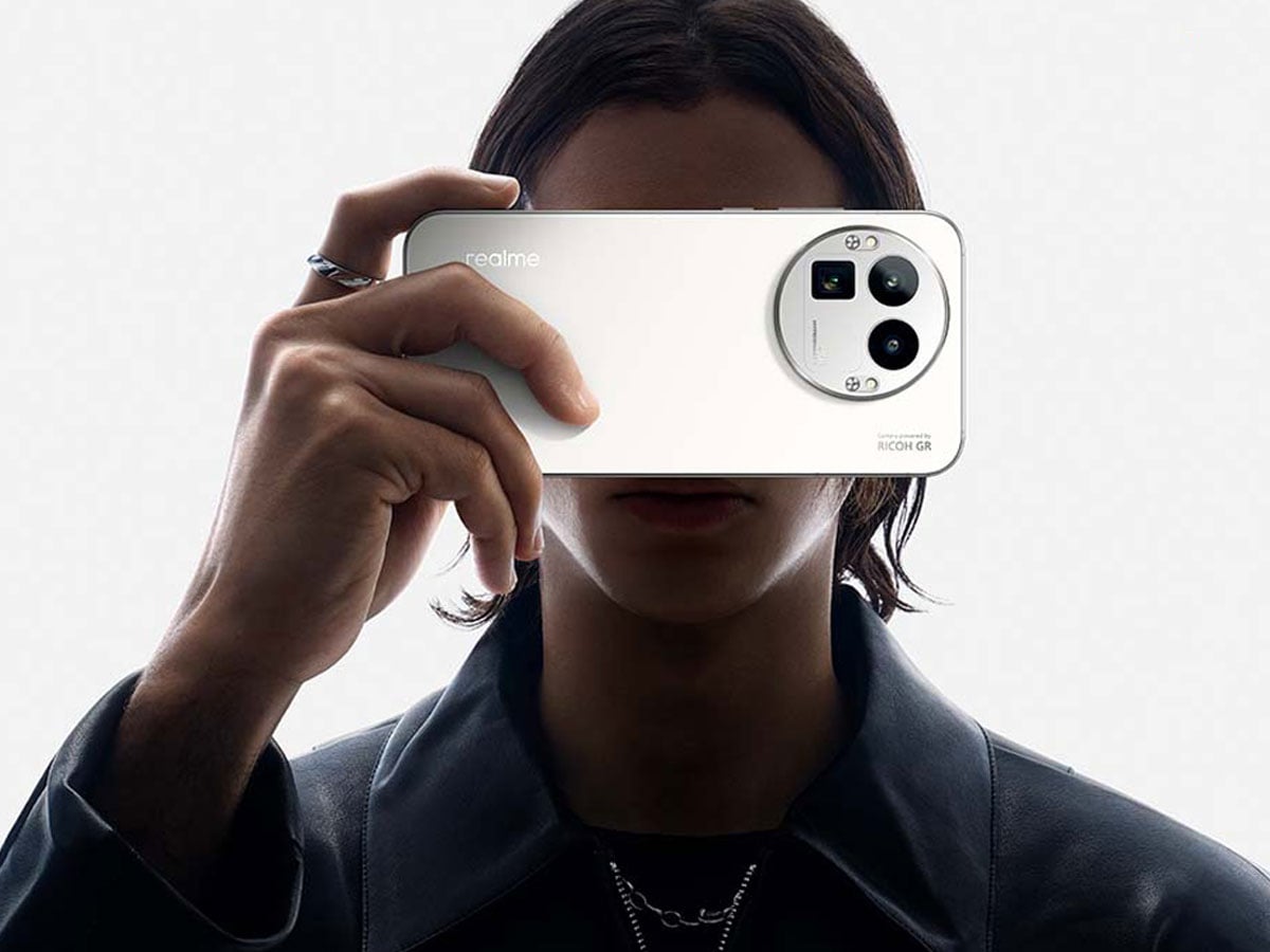 Smartfon realme GT 8 Pro mężczyzna robiący zdjęcie