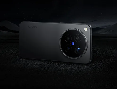 Czarny smartfon vivo z okrągłym modułem aparatów ZEISS na tle górskiego krajobrazu nocą