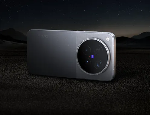 Szary smartfon vivo z okrągłym modułem aparatów ZEISS na tle gór i rozgwieżdżonego nieba