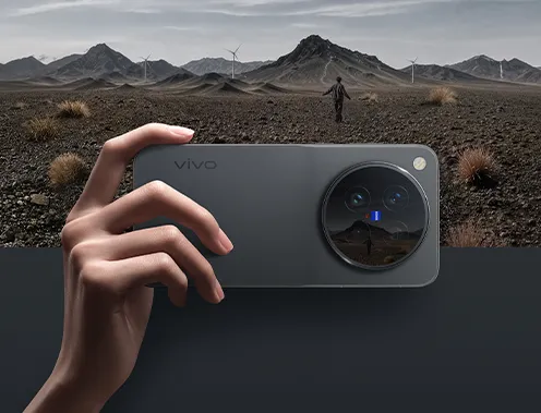 Czarny smartfon vivo z okrągłym modułem aparatów ZEISS na tle górskiego krajobrazu