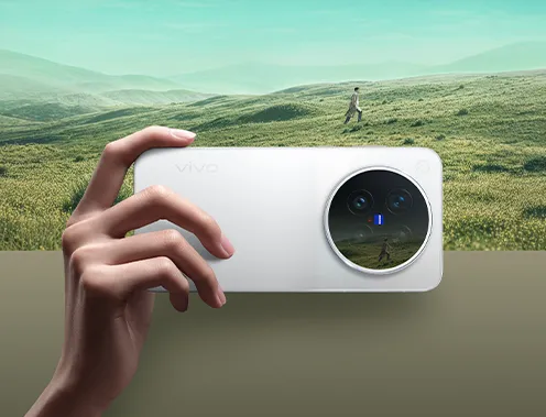 Biały smartfon vivo z okrągłym modułem aparatów ZEISS na tle łąki