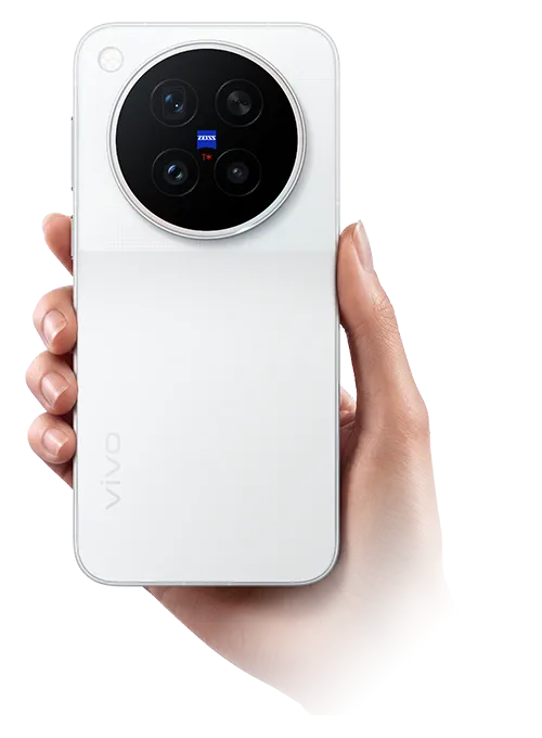 Dłoń trzymająca biały smartfon vivo z dużym, okrągłym modułem aparatów ZEISS na czarnym tle