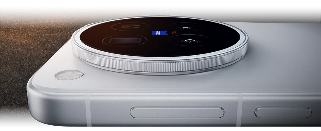 Zbliżenie okrągłego modułu aparatów ZEISS ze srebrnym pierścieniem na tylnej obudowie smartfona vivo