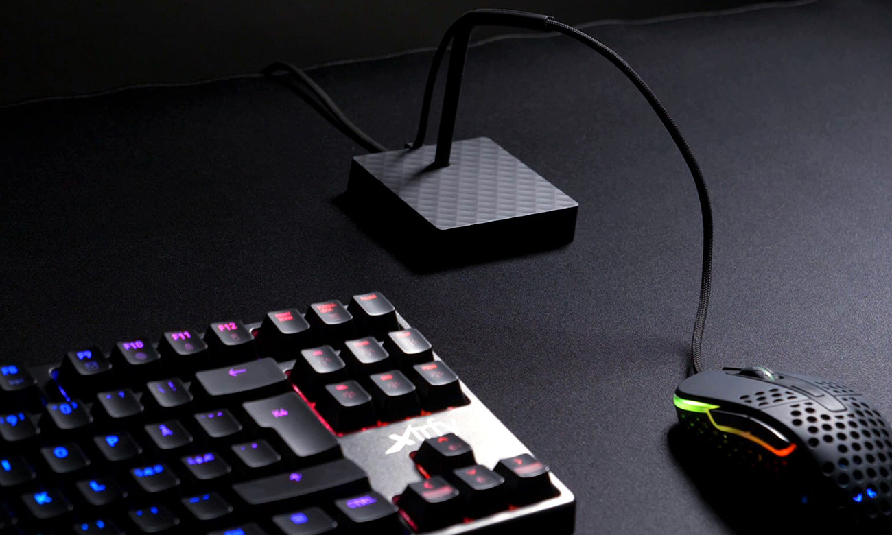 Regulowany uchwyt na kabel myszki Xtrfy B4 Black - Grafika lifestyle