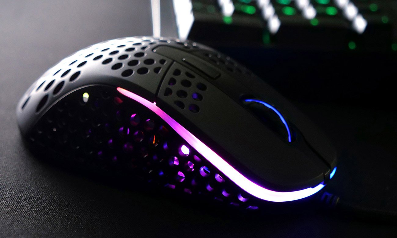 Xtrfy M4 RGB widok z boku, przyciski boczne