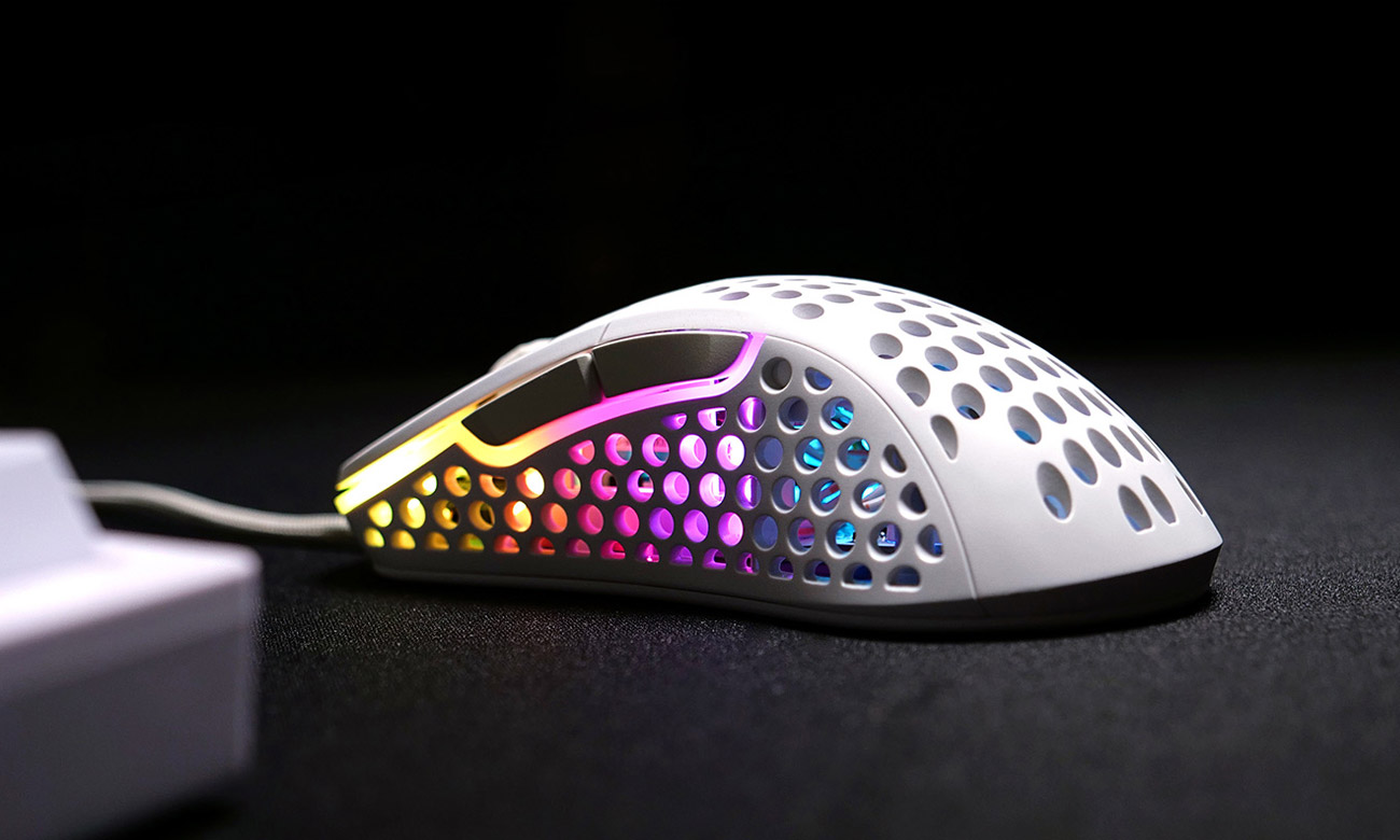 Xtrfy M4 RGB widok z boku, przyciski boczne